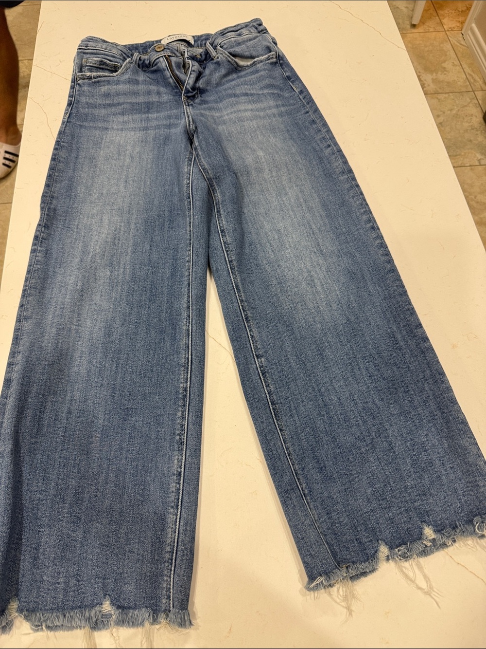 Wide-Leg Ankle Jeans in Light Blue with Frayed Hem